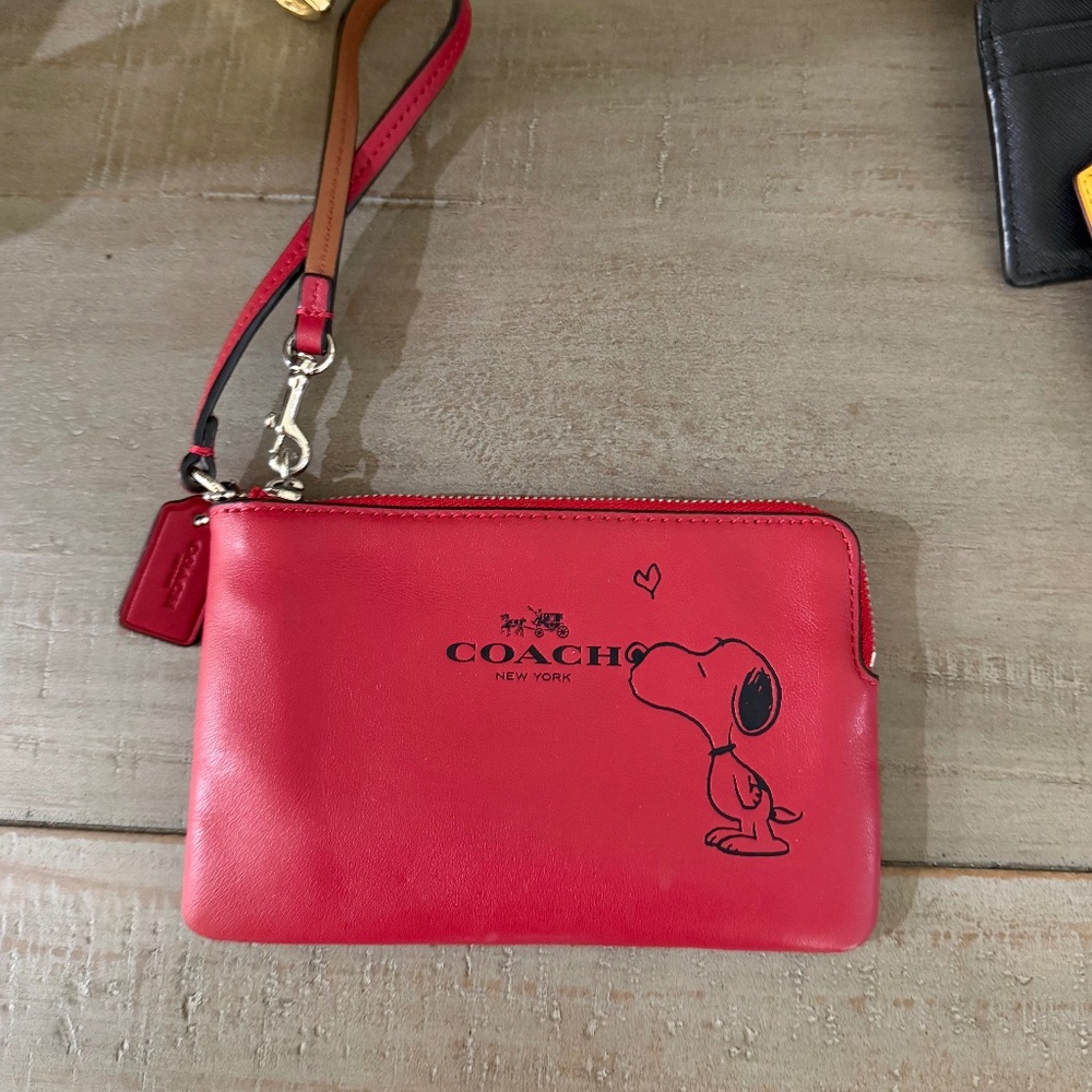 COACH PEANUTS Snoopy Kiss Zip Wristlet RED Leather Wallet Purse Bag
